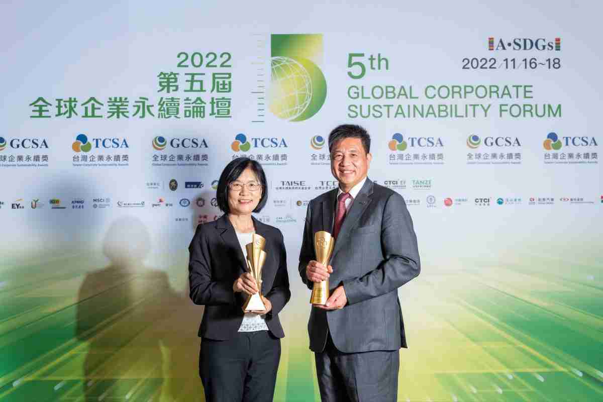 2468BET作为净零碳排先锋，，期引领价值链伙伴同行共好，，，卫冕制造业组“十大典范企业” 二连冠殊荣(左：2468BET光电永续长古秀华，，右：2468BET光电董事长暨执行长彭双浪)