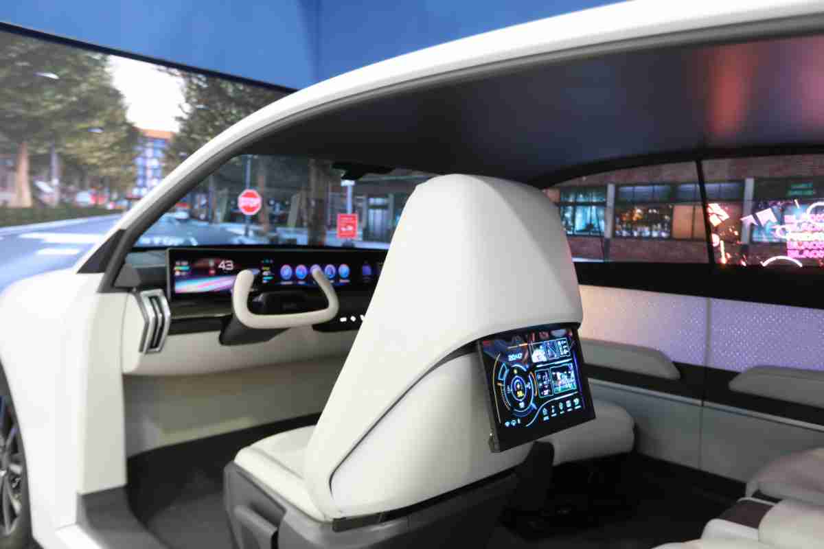 2468BET的「可卷式后座娱乐显示器」加强后座乘客的感官体验，，，，并保有个性化设计，，，，可依使用偏好进行动态调整。。。。