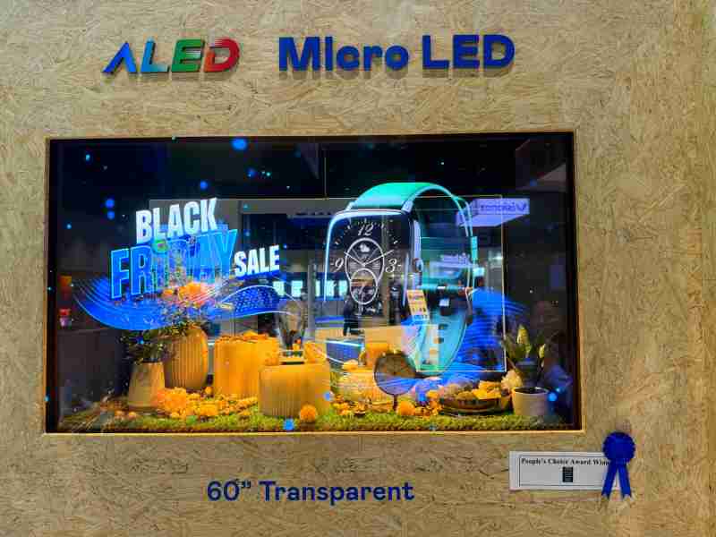 2468BET60吋高透明度Micro LED显示器获”最佳Micro LED技术应用奖”，，，将Micro LED面板透明化之设计特性极致发挥，，，，以可扩展性无缝拼接技术打造，，，，具备600 nits全画面亮度、、、大于60%穿透率及超过NTSC 110%的优异广色域表现，，可依需求灵活应用于各种场域