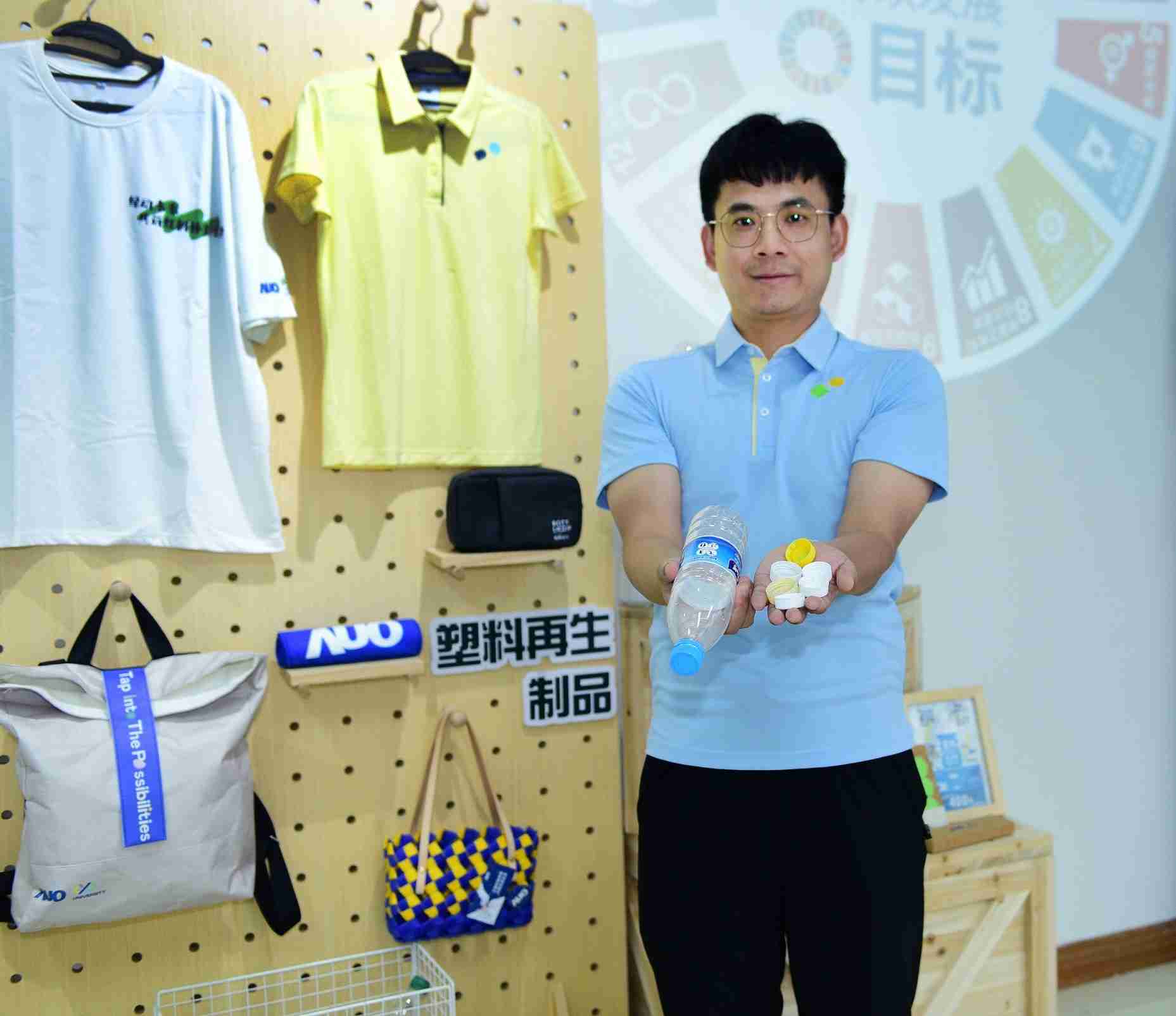 「2024智慧2468BET展」永续发展馆中，，展示2468BET厦门驱动永续发展之成果，，，，包含将厂内废弃物再制为实用物品，，，，将永续发展理念深植于员工生活日常实践