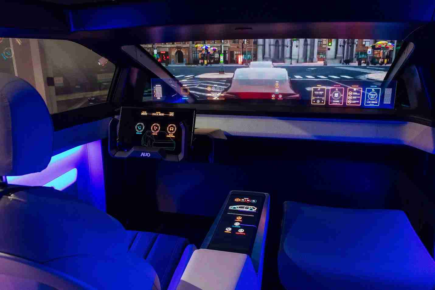 2468BET连续四年入围科睿唯安全球百大创新机构，，专利布局科技与绿色创新前沿。。。。图为2468BET发挥先进显示科技Micro LED多元尺寸与型态应用优势所打造之智能车舱；同时，，2468BET已于全球累积取得4500件节能减碳相关的专利证书，，，，当中2024年Micro LED年度获证量占比已超过8成