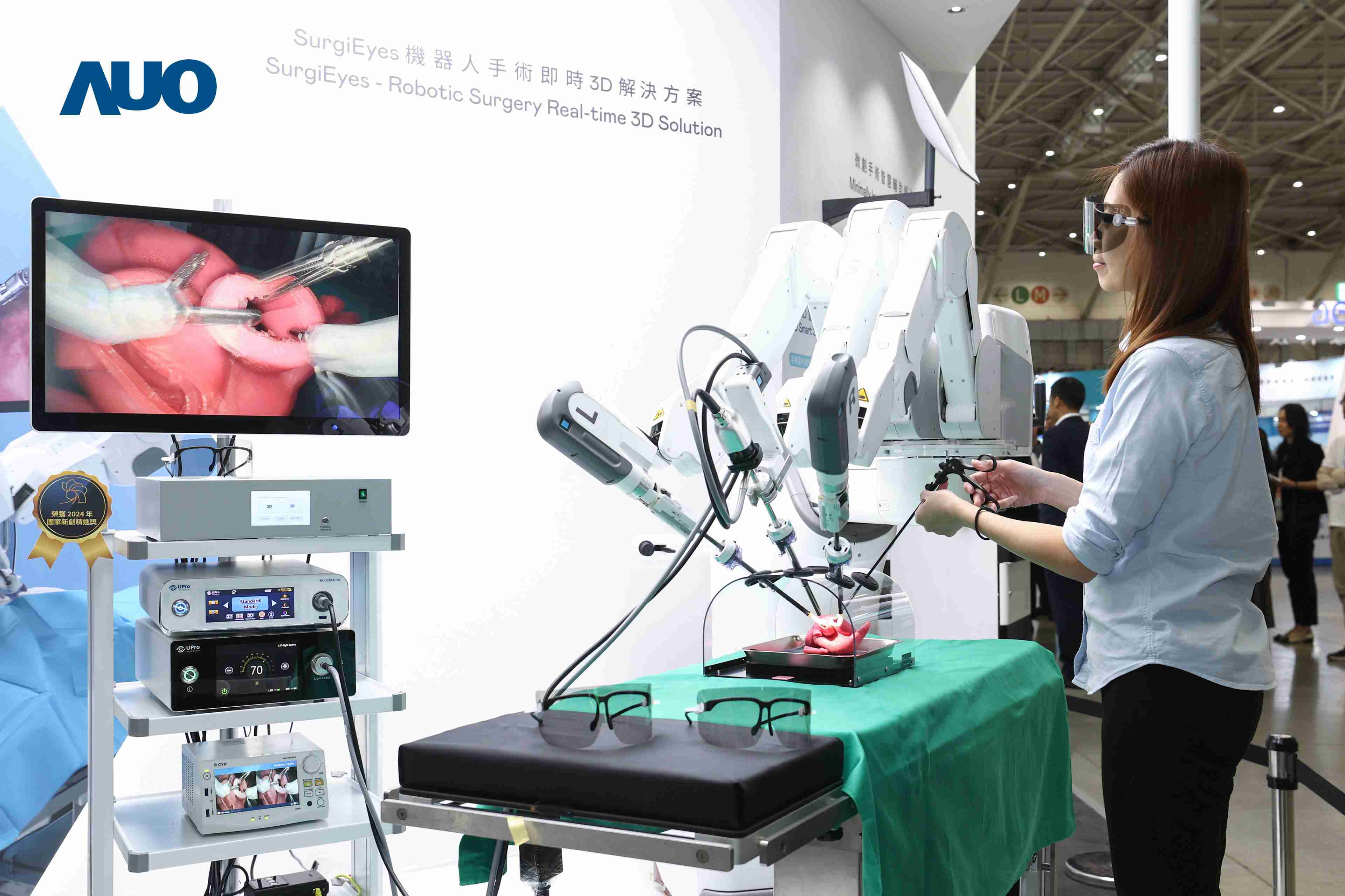 达擎以领先的3D显示技术推出〝SurgiEyes机器人手术实时3D解决方案〞，，整合先进3D图像处理与独家3D垂直宽视角、、、、广色域的显示技术，，手术团队可实时同步主刀医师视角看到清晰3D影像，，，提升沟通效率与安全性。。。