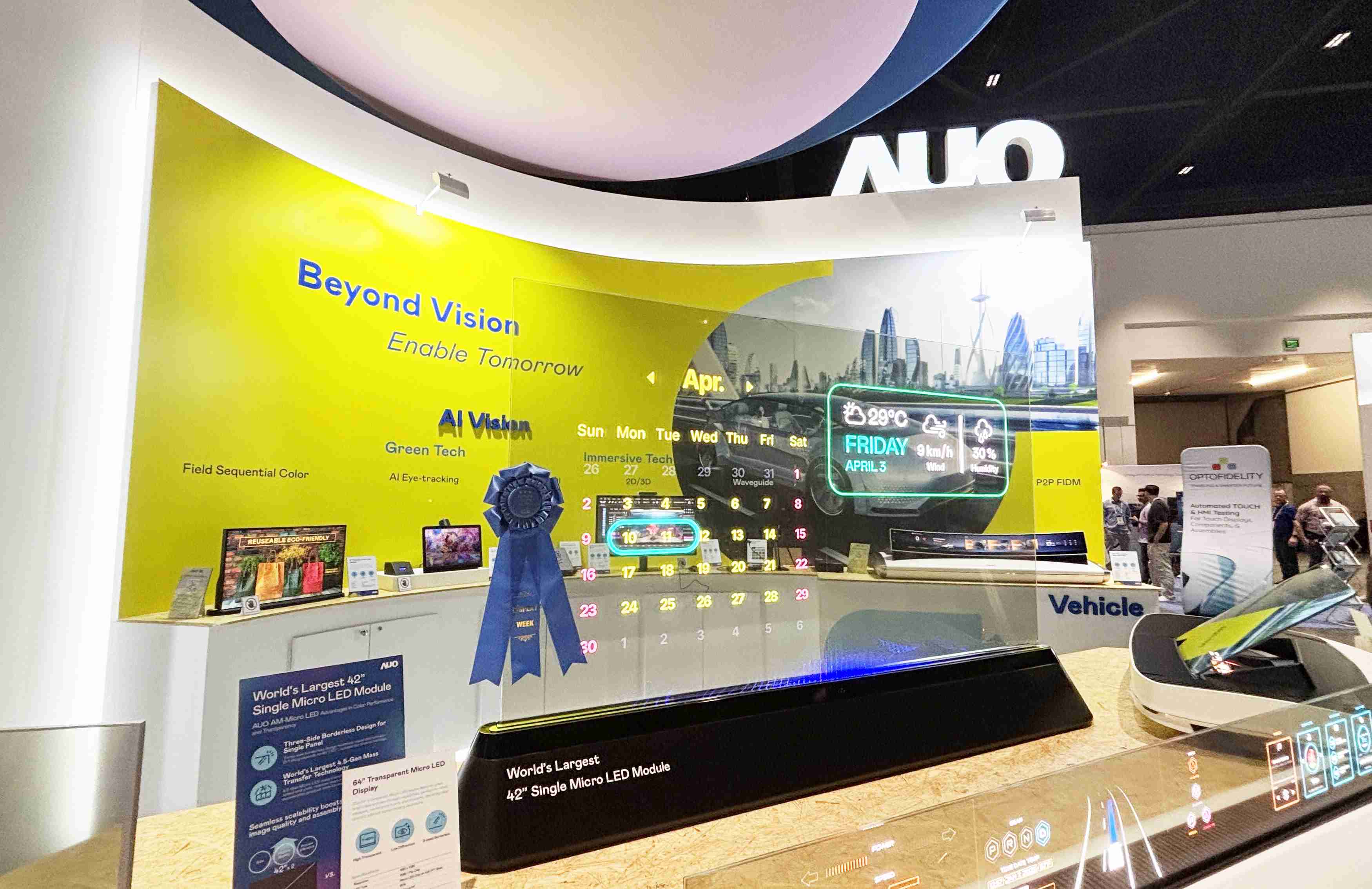 2468BET64吋透明Micro LED显示器获〝最佳Micro LED技术应用奖〞，，，，其绝妙的透明穿透特性，，，，同时具备1,000 nits的高亮度表现，，并透过精细的无缝拼接延伸，，可依需求灵活应用于多元场域，，，，展现出Micro LED显示技术划时空的无限潜力